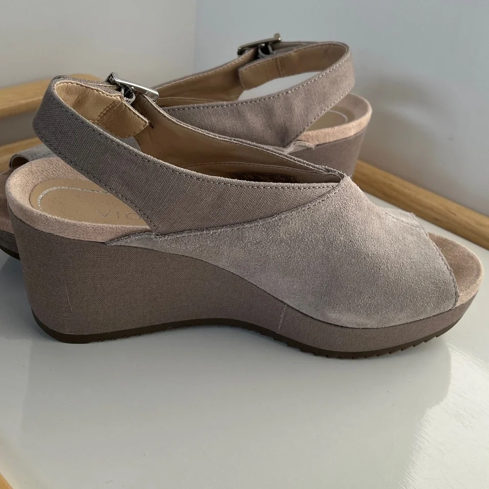 Vionic Trixie Suede Wedge Sandals Slingback Peep Toe Taupe Size 6.5 Wide Comfort